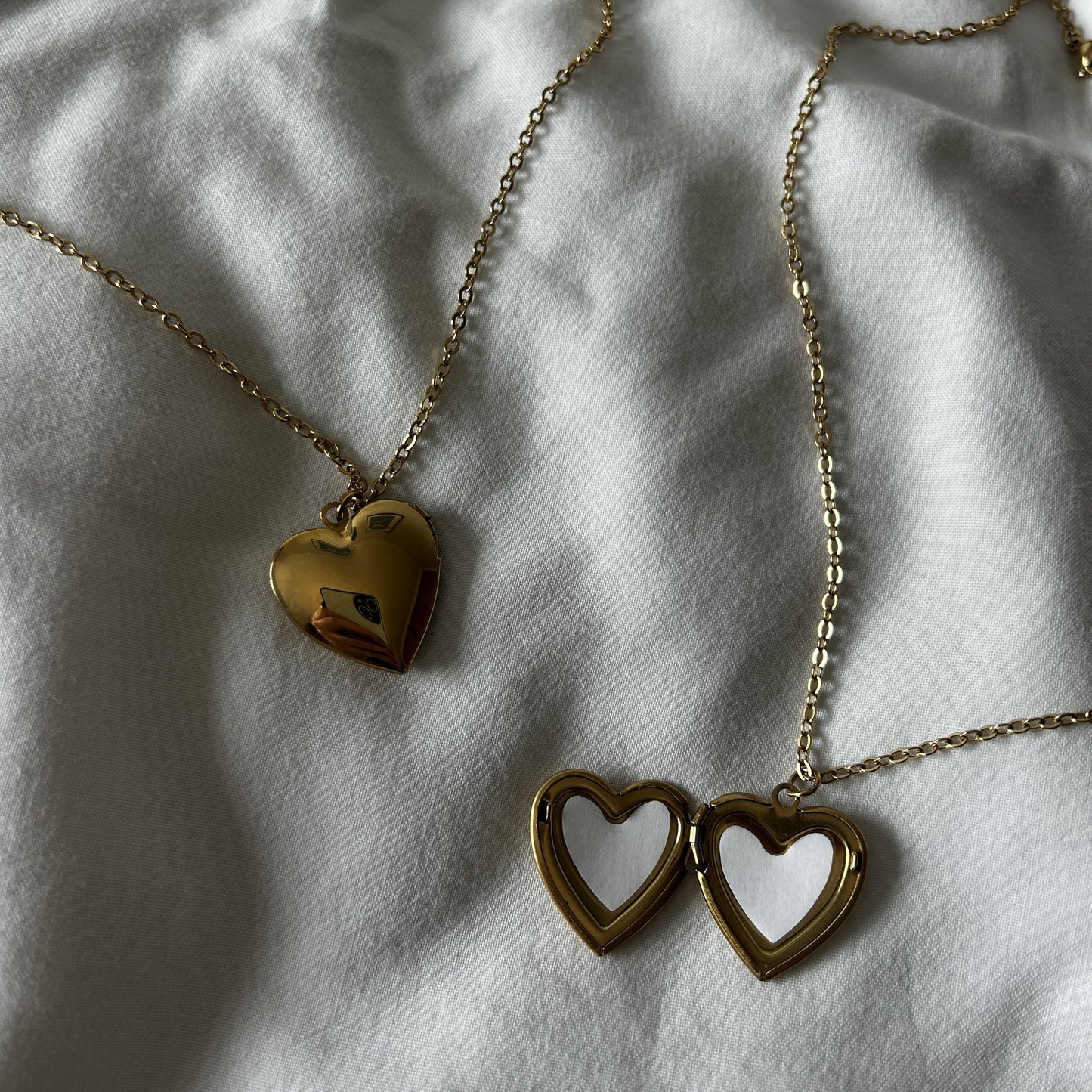 Colar Relicário Dourado Love & Co