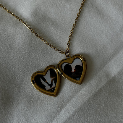 Colar Relicário Dourado Love & Co